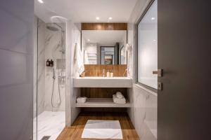 Bright & Modern Studio in Central Psyri King Bed