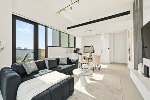 Golden Stays - Private Pool Modern 2BR Oasis in JVC