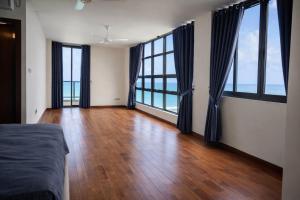Luxury Seaview Penthouse with Private Balcony in dehiwala