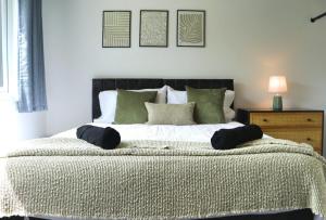 Five bedroom house with parking