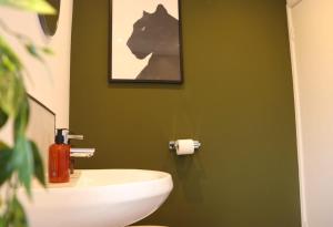 Five bedroom house with parking