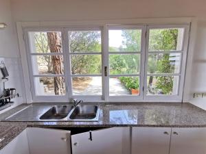 Villa Iris - beautiful terrace and garden overlooking the sea