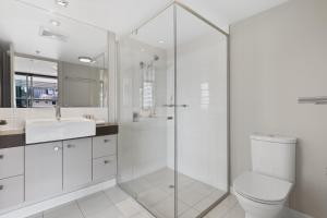 Central Apartment with Rooftop Pool & Views