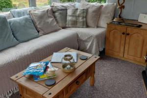 1 Bed Caravan Sleeps 2 -Dog Welcome -Free Parking