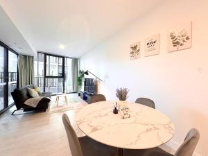 Brand new 1 Bedroom apartment wimming pool gym Canberra center