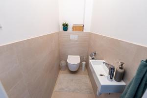 3 BDR Traveller Family Apt w AC Free Parking by NW