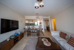 Joubal 2BR • Top Floor Lagoon View