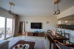 Joubal 2BR • Top Floor Lagoon View