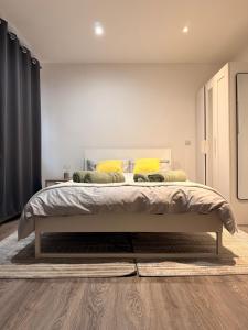 Cozy Studio Steps from the Tube