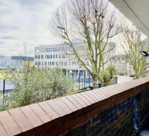 Stylish 2-Bed Apartment with Easy London Access