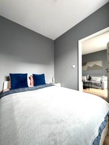 Close to Chopin airport, Moduo Cybernetyki, free parking by Cosmo Spirit