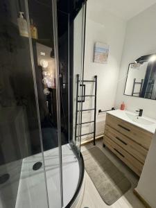 Studio sur le port avec piscine & terrasse