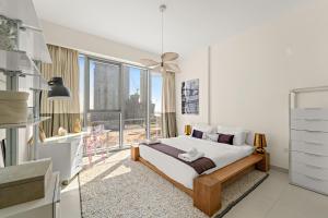 VayK - Elegant Canal-Front 1 BD in a Prime Location