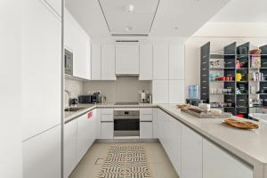 VayK - Elegant Canal-Front 1 BD in a Prime Location