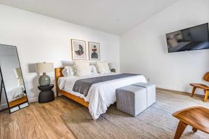 Peaceful Villa Getaway for Up to 16 Guests