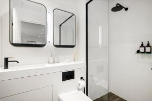 Skyline Melbourne City Retreat with Pool Gym and Sauna