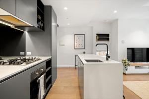 Skyline Melbourne City Retreat with Pool Gym and Sauna