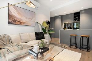 Skyline Melbourne City Retreat with Pool Gym and Sauna