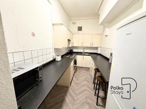 Sleeps 10 Spacious for Contractors by PolkaStay