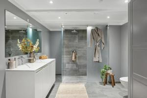 Luxe apartment by the marble church w balcony