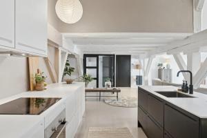 Luxe apartment by the marble church w balcony