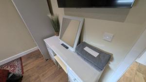 The Hay Barn with Hot Tub - NO PETS