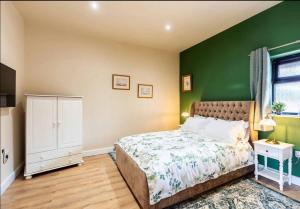 The Saddlery Cottage with Hot Tub