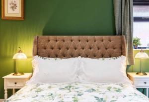 The Saddlery Cottage with Hot Tub