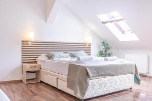 Stylish Private Rooms in 3BR Apartment with Balcony, City Center