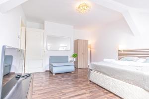 Stylish Private Rooms in 3BR Apartment with Balcony, City Center