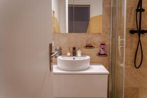 Modern Living - free parking & self Check-in