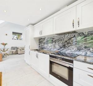 Luxury Peak District stayin private land with horses and country Pub - Dog Friendly