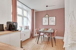 Walk to Tivoli - Vaernedamsvej Cafes - Hidden Gem