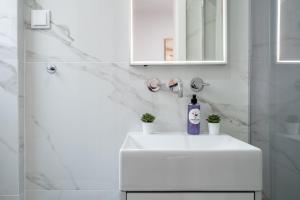 Stylish T2 Apartment in Lisbon by Lisbeyond