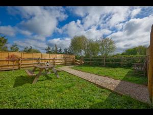 Dylan, 43ft Narrowboat with Garden