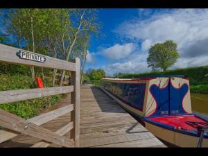 Dylan, 43ft Narrowboat with Garden
