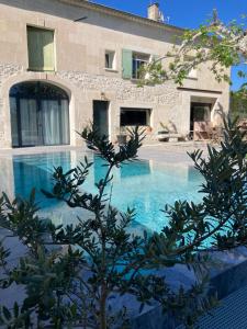 Mas provençal piscine miroir proche de Saint Rémy de Provence