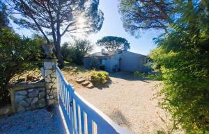 GRICARD Villa T5 avec piscine vue panoramique sur les collines de Grimaud et aperçu mer