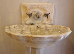 Sea Sprite -large sunny clifftop holiday apartment & private garden