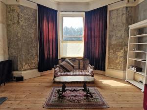 Sea Sprite -large sunny clifftop holiday apartment & private garden