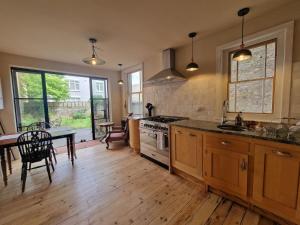 Sea Sprite -large sunny clifftop holiday apartment & private garden