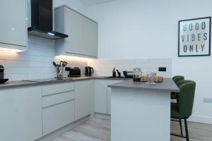 Stylish & Contemporary 2 Bed Apartment
