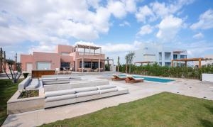 Premium 5BR Villa • Heated Pool • Ancient Hill