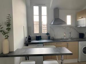 Beachside Art Deco Studio - Direct Tram to Airport