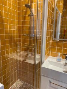 Beachside Art Deco Studio - Direct Tram to Airport