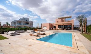 Premium 5BR Villa • Heated Pool • Ancient Hill