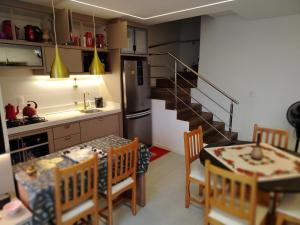 Duplex com churrasqueira, piscina, ar-condicionado nas suítes e garagem fechada, a 400m da praia