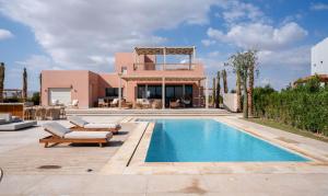 Premium 5BR Villa • Heated Pool • Ancient Hill