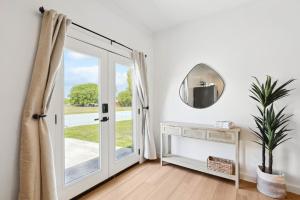 Peaceful 2BR 1BA Holiday Guest House with Hot Tub