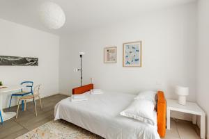 Leopardi 9, bright apartment close to lake and train station